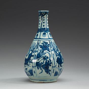 A blue and white kraak bottle, Ming dynasty, Wanli (1572-1620).