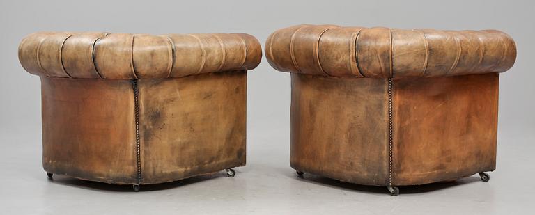 FÅTÖLJER, ett par, Chesterfield-modell, 1900-tal.