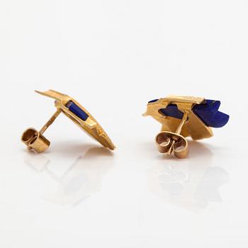 Zoltan Popovits, A pair of 14K gold earrings with lapis lazuli "Atar". Lapponia.