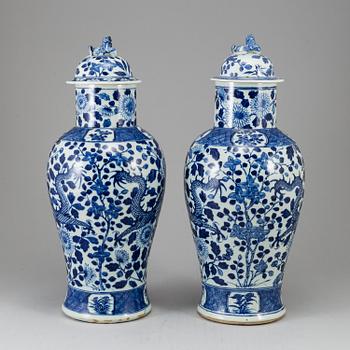 A pair of blue and white vases, Qing dynasty, late 19th century.