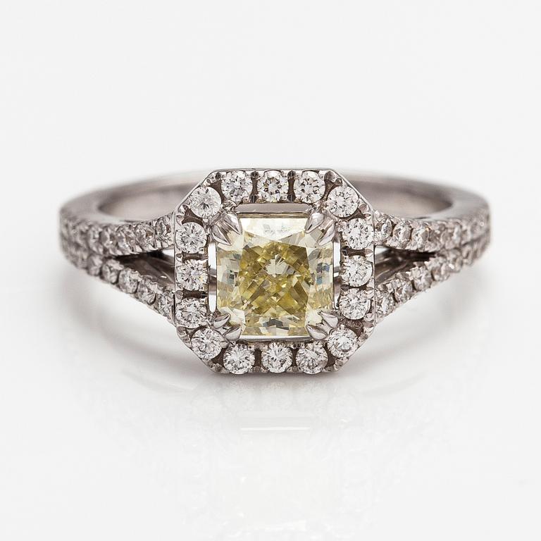 An 18K white gold ring with diamonds ca. 1.42 ct in total.