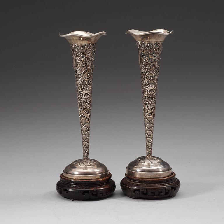 A pair of silver vases, late Qing dynasty (1644-1912).