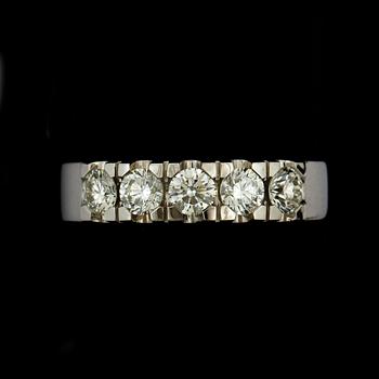 RING, 18k vitguld med 5 briljantslipade diamanter tot ca0,82ct. Vikt 5,1g.