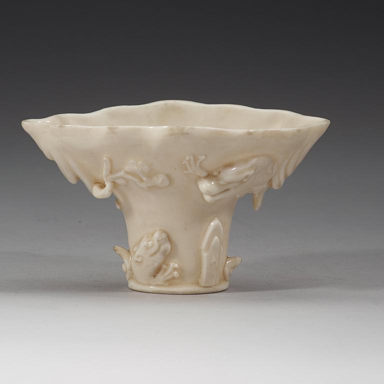 VINOFFERBÄGARE, blanc de chine. Qingdynastin, Kangxi (1662-1722).