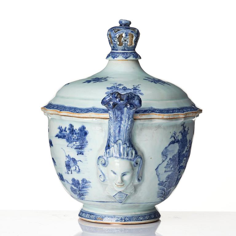 A blue and white tureen with cover and stand, Qing dynasty, Qianlong (1736-95).