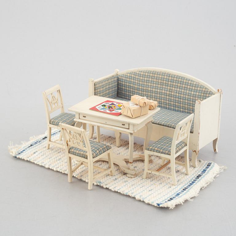 Dockskåpsmöbler, 9 delar samt accessoarer, Berit Bergström, Nolbyn, Värmländskt Hantverk, 1940-/50-tal.