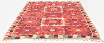 Barbro Nilsson, matta, "Nejlikan röd", gobelängteknik, ca 331 x 214 cm, signerad AB MMF BN.