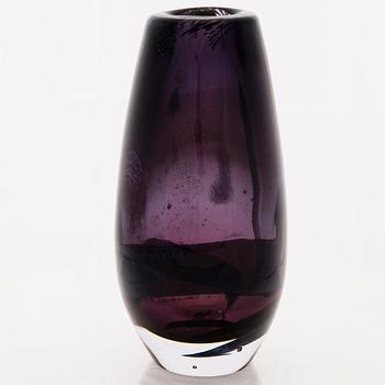 ELLA VARVIO, maljakko/ lasiveistos, signeerattu Ella Varvio 2017.