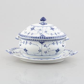 A 'Blue fluted half lace' / 'Musselmalet' tureen with cover and stand, Royal Copenhagen, model 596 and 599, 1898-1923.