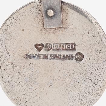 Juhlakääty ja korvakorut, Kalevala-eepos 150 vuotta, sterlinghopeaa. Kalevala Koru, Helsinki 1984 ja 1992.