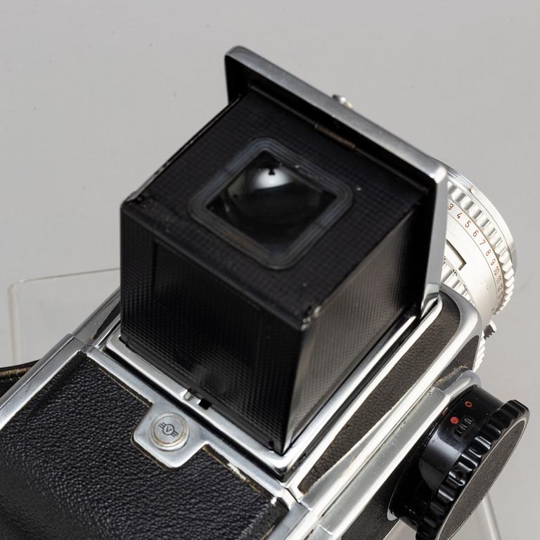 A Hasselblad 500 C with two lenses: Planar 1:2,8 80mm and Sonnar 1:5,6 250 mm.