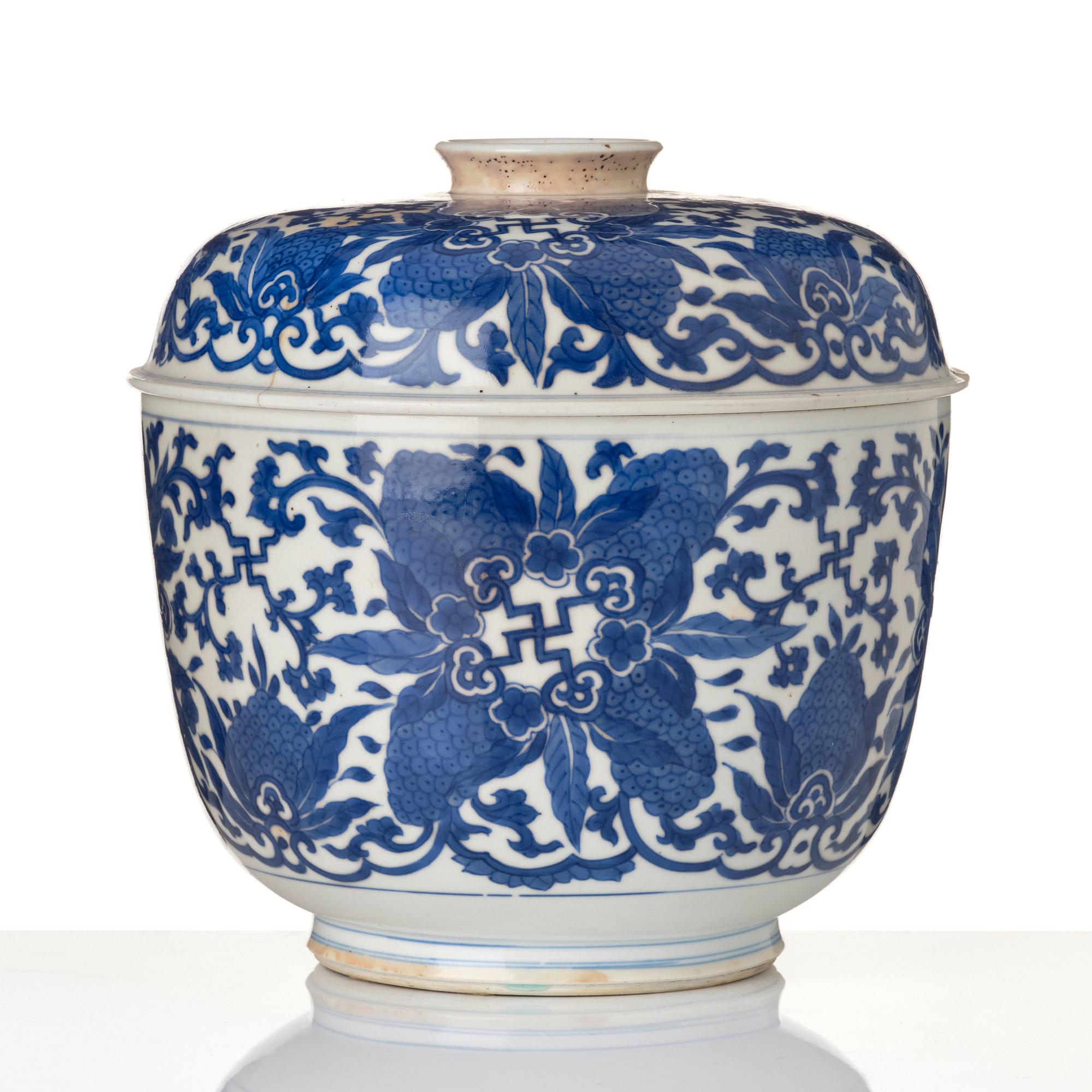 A large blue and white jar with cover, Qing dynasty, Kangxi (1662-1722).