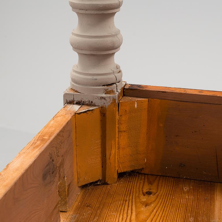 A LATE 19TH CENTURY DINING TABLE.