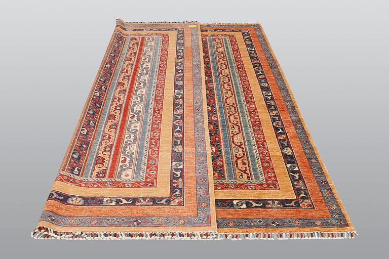 A carpet oriental, ca 300 x 244 cm.