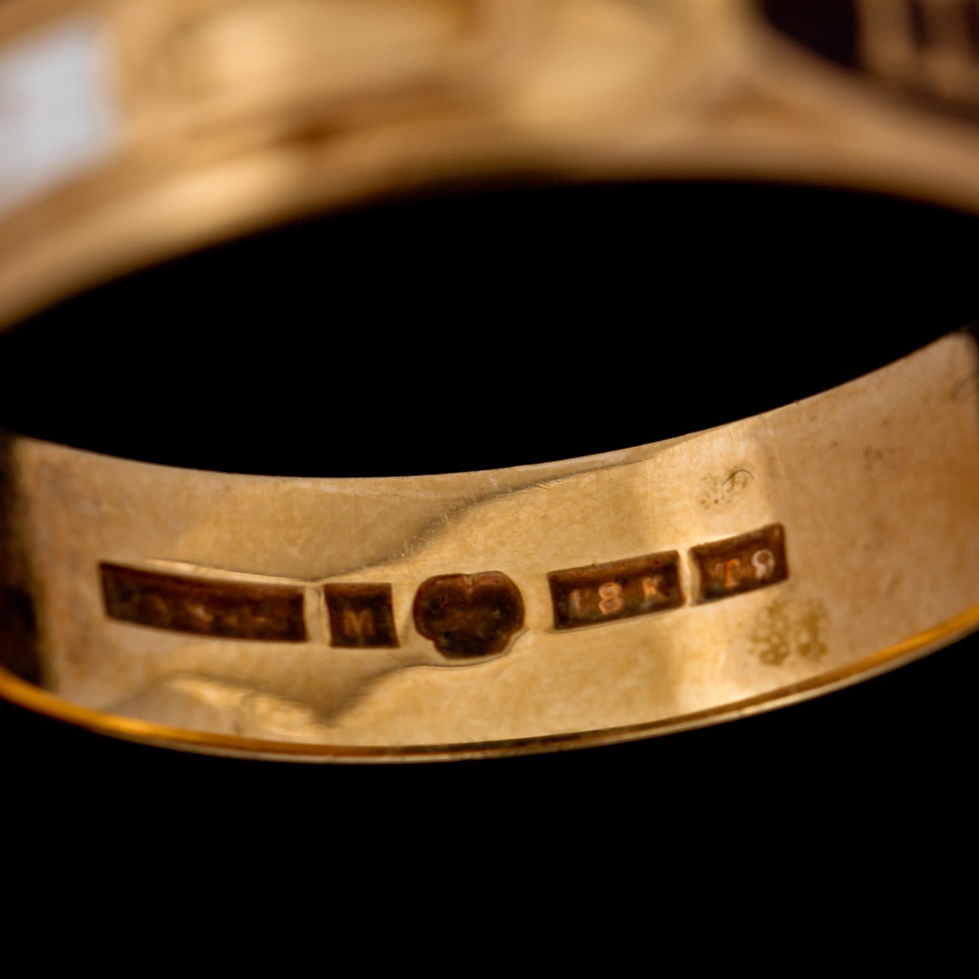 ODD FELLOWRING, 18K guld samt emlaj, Gustav Dahlgren & Co, Malmö, 1969. Vikt 7,9 g.