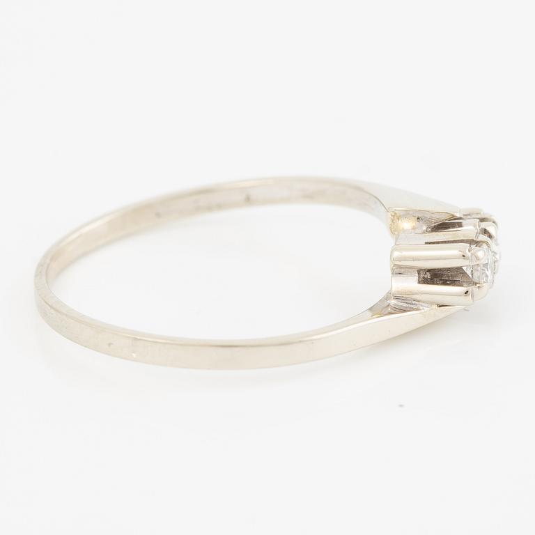 Ring, 18K vitguld med två små briljantslipade diamanter.