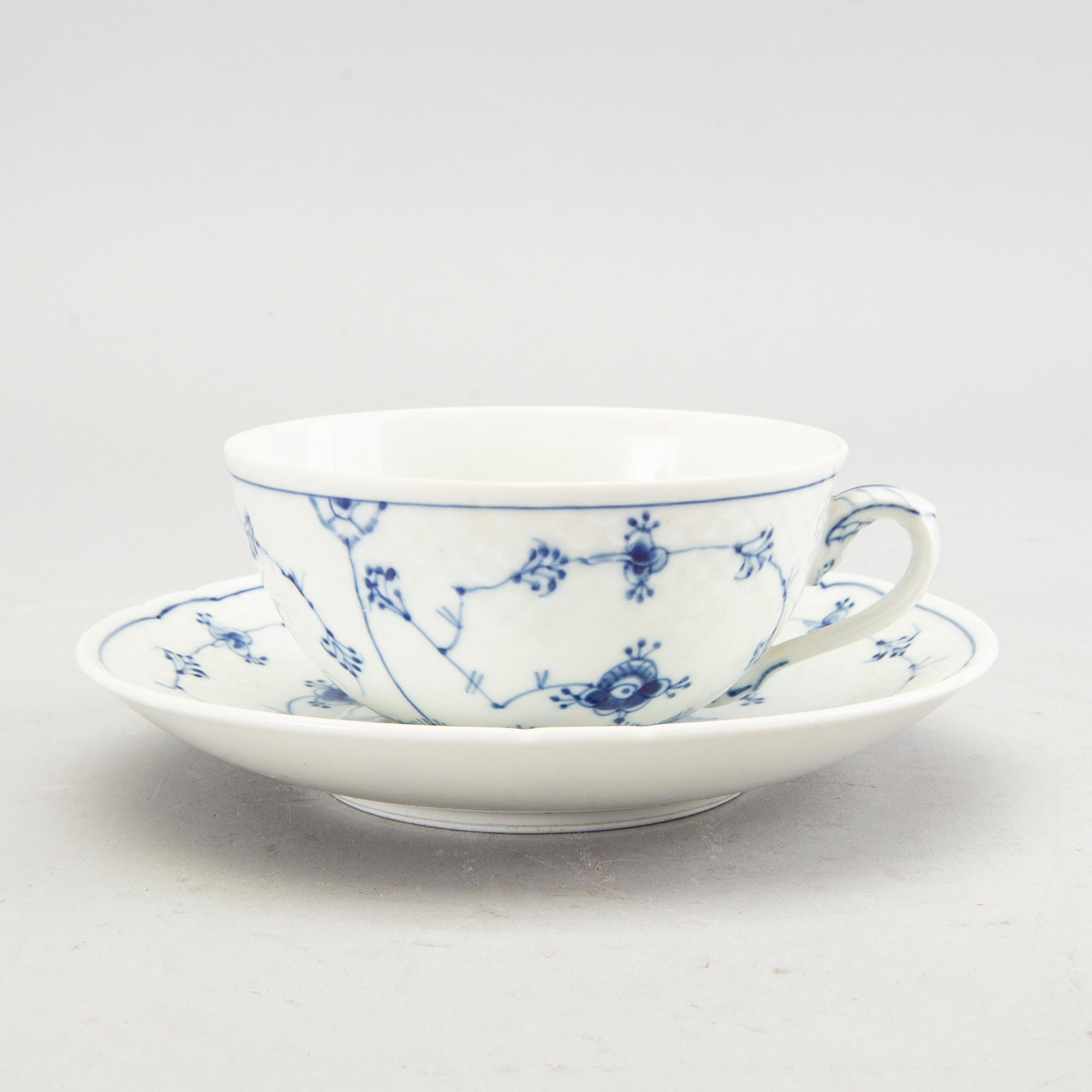 A 26 pcs Musselmalet tea service  from Bing & Gröndahl Denmark later part of the 20th century.