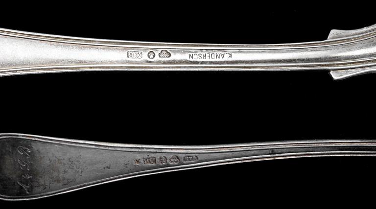 BESTICK, 33 delar. silver. Olika modeller och tillverkare. Mestadels omkring 1900. Total vikt ca 850 gram.