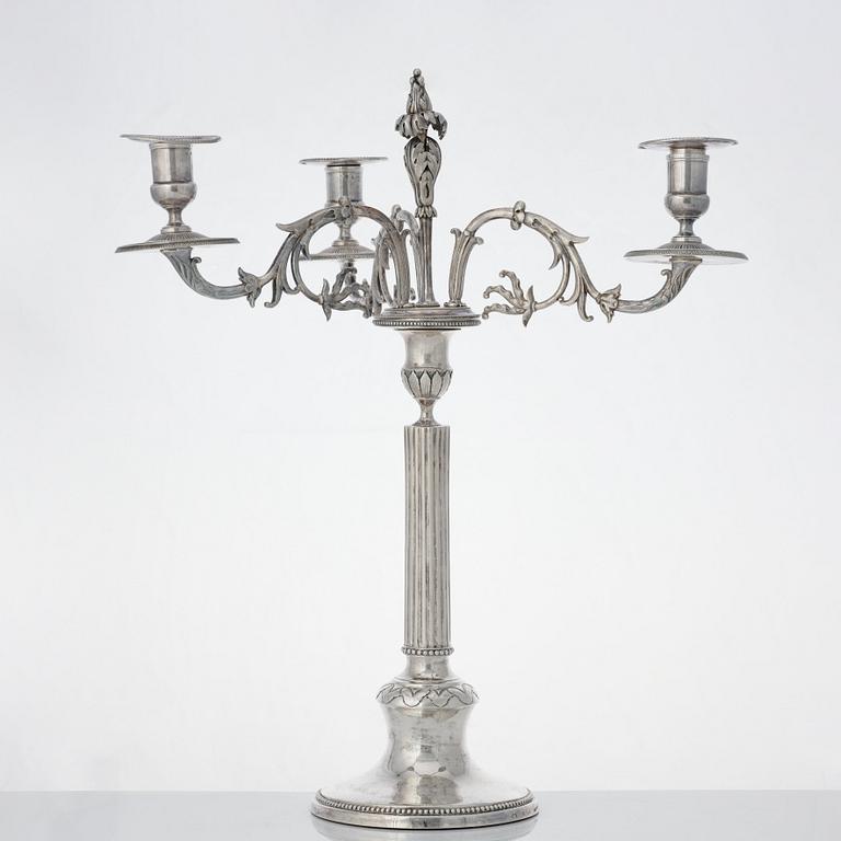 Anders Isleben, kandelabrar för tre ljus, ett par, silver, Norrköping 1793. Gustavianska.