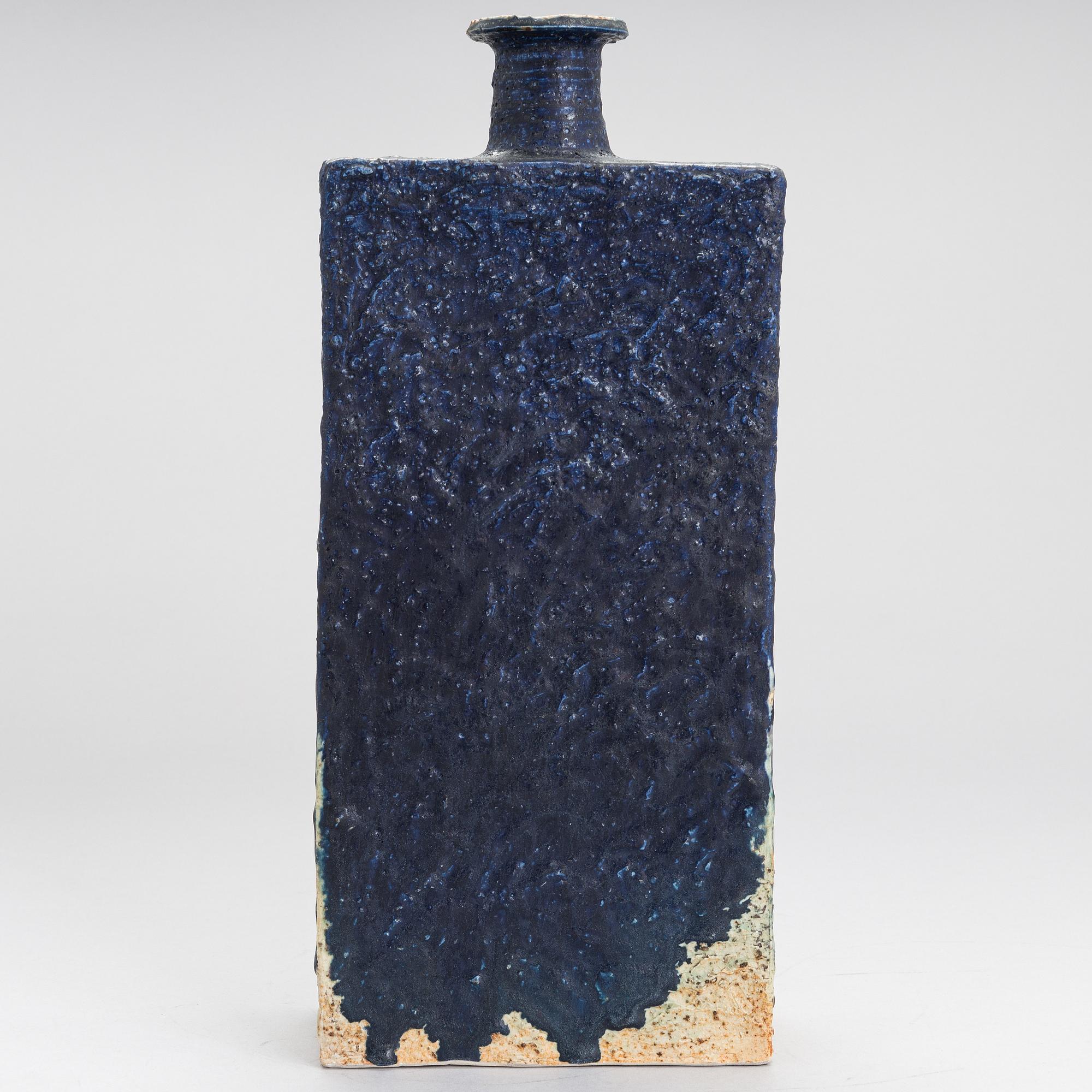 ANNIKKI HOVISAARI, VAS, stengods, signerad AH Arabia.