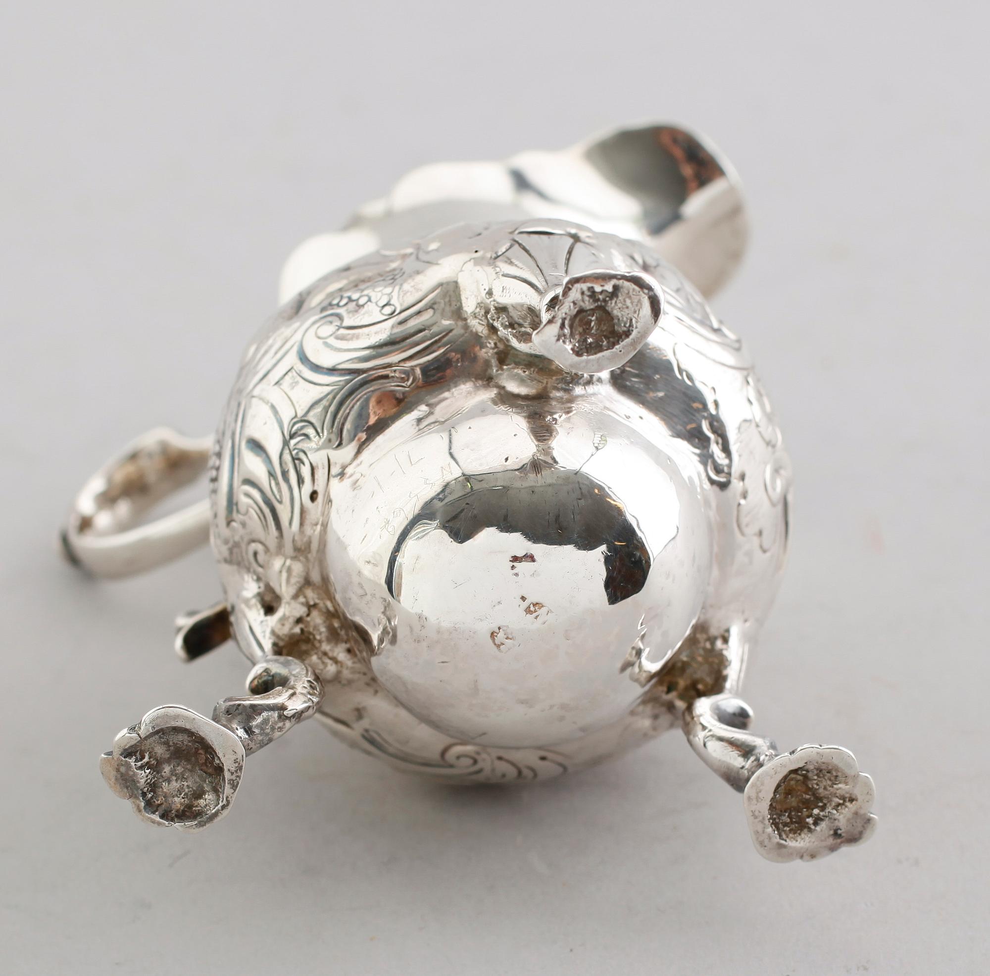 GRÄDDKANNA, silver, otydliga stämplar, England, 1700-tal. Vikt ca 129 gram.