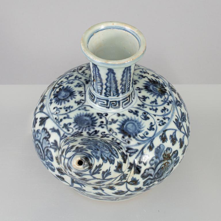 A blue and white kendi, South east asia, 19th century.