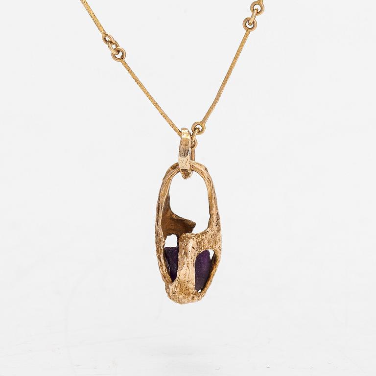 Björn Weckström, a 14K gold necklace, 'Reindeer Bell', with an  amethyst for Lapponia 1974.