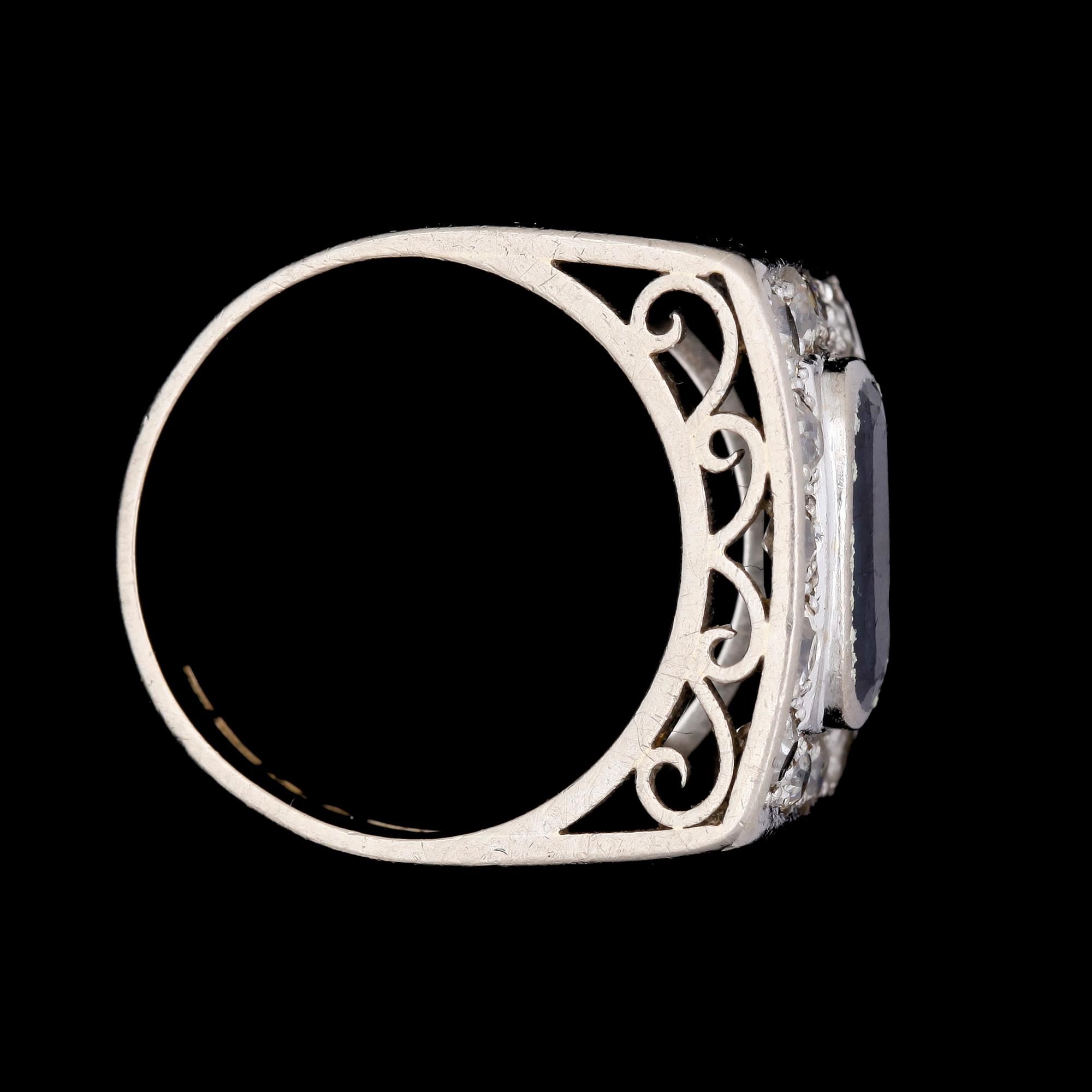RING, 18k vitguld med blå safir och 14 diamanter tot ca0,56ct, Hovjuvelerare Gunnar Fahlström, Sthlm, 1963. Vikt 11,2g.