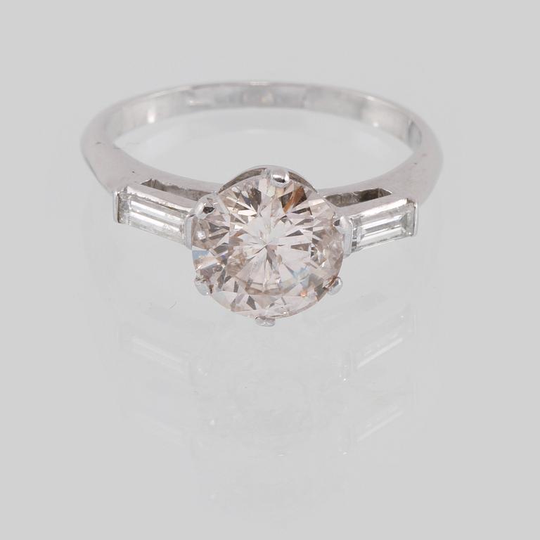 RING, platina med briljantslipade diamant 2.19 ct samt 2 baguettslipade diamanter 0.21 ct, Vikt 5,1 gram.