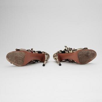 AZZEDINE ALAÏA, ett par sandaletter.