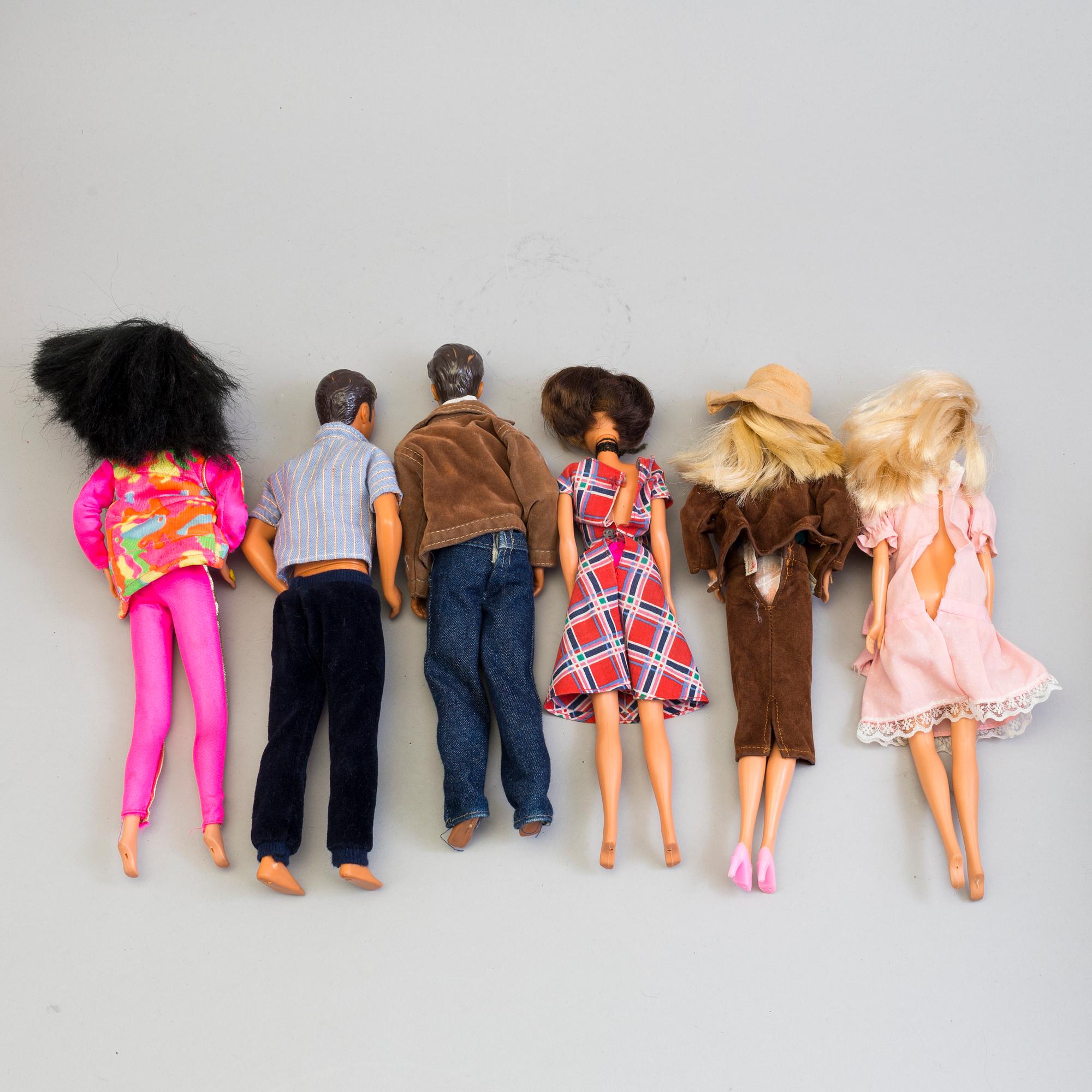 A plastic doll's house with six dolls, furniture and clothes, 20th century.