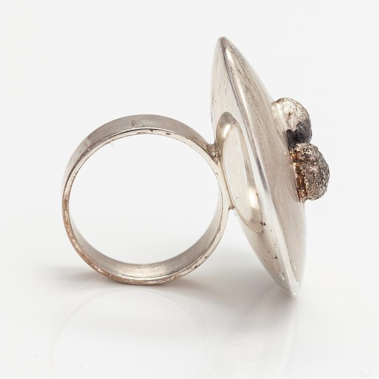 Pekka Piekäinen, Ring "Lingon", stelringsilver. Auran Kultaseppä, Åbo 1970.