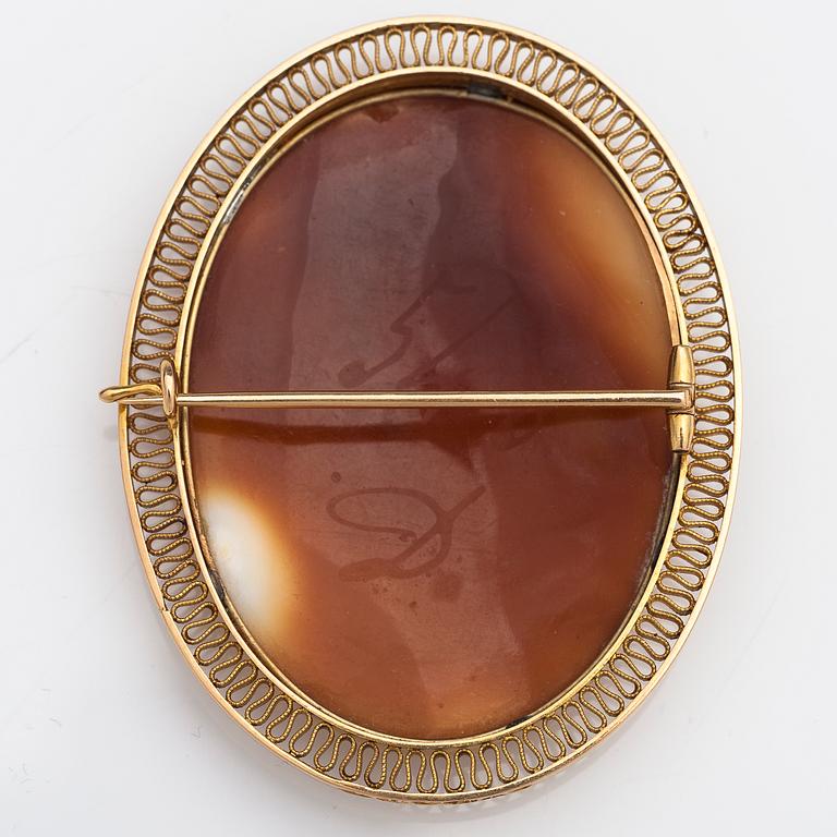 BROSCH, 18K guld, snäckskalskamé. Lappi & K:ni, Villmanstrand 1924.