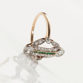 RING, 14K guld. Antikslipade diamanter ca 1.75 ct, smaragder. Storlek 17,5. Vikt 3.8 g.