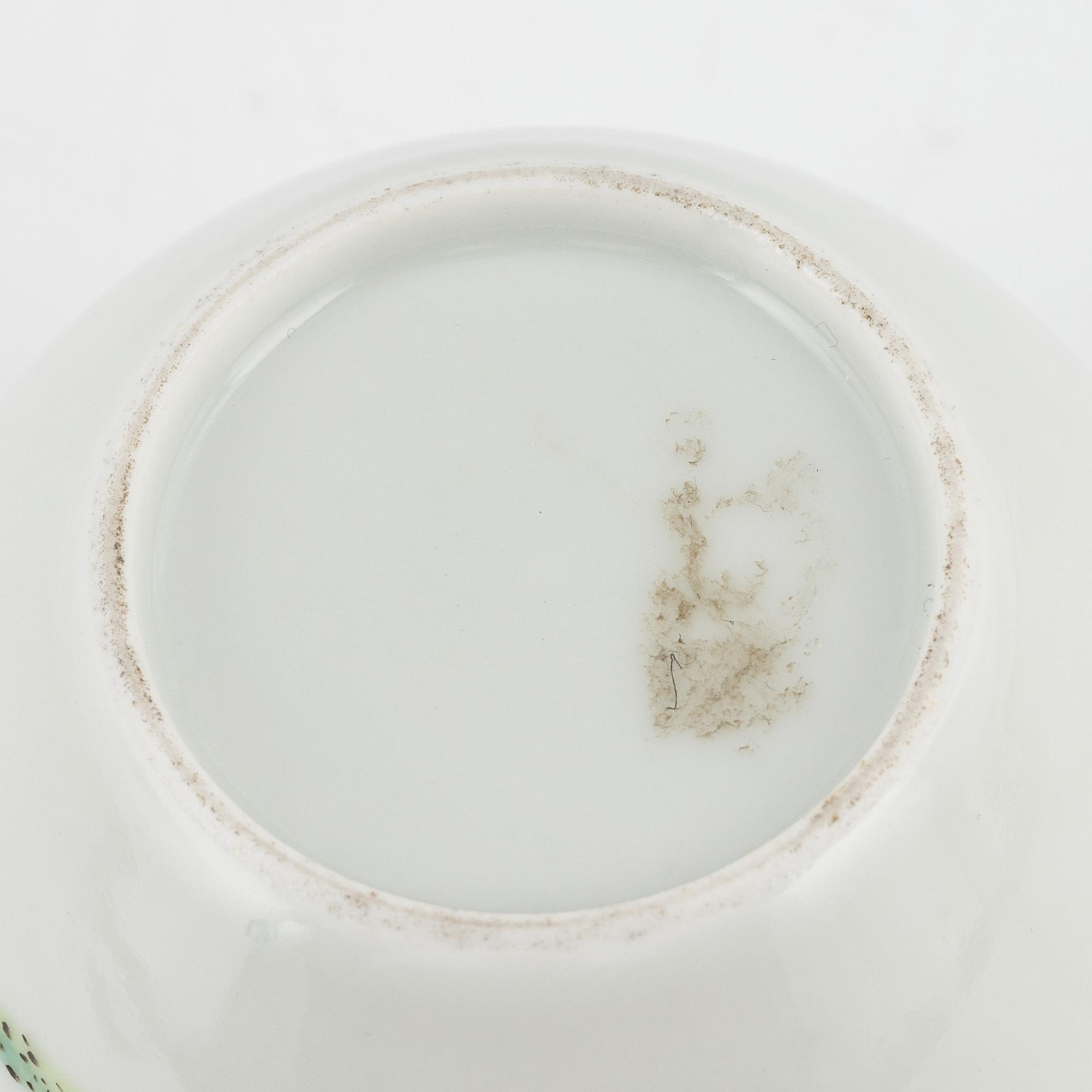 A miniature porcelain urn, China, 20th century.