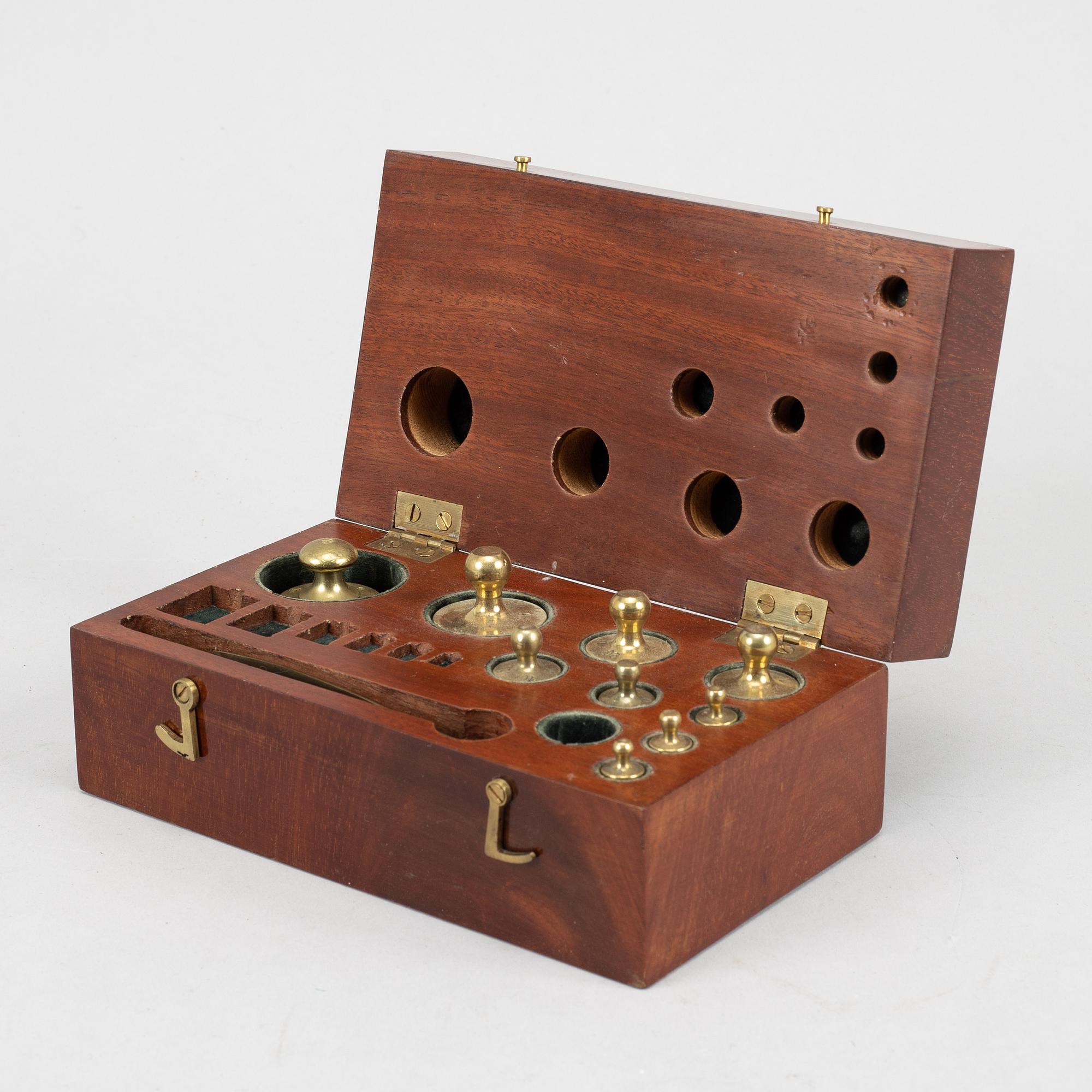 A large collection of ca 120 brass weights, 19th/20th century.