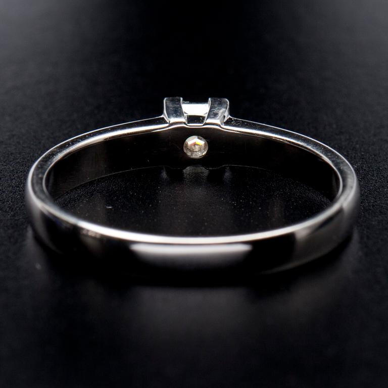 RING, vitguld 14K, mittsten princesslipad diamant 0,19 ct, sidostenar tot. 0,15 ct. Vikt 2,9 g.
