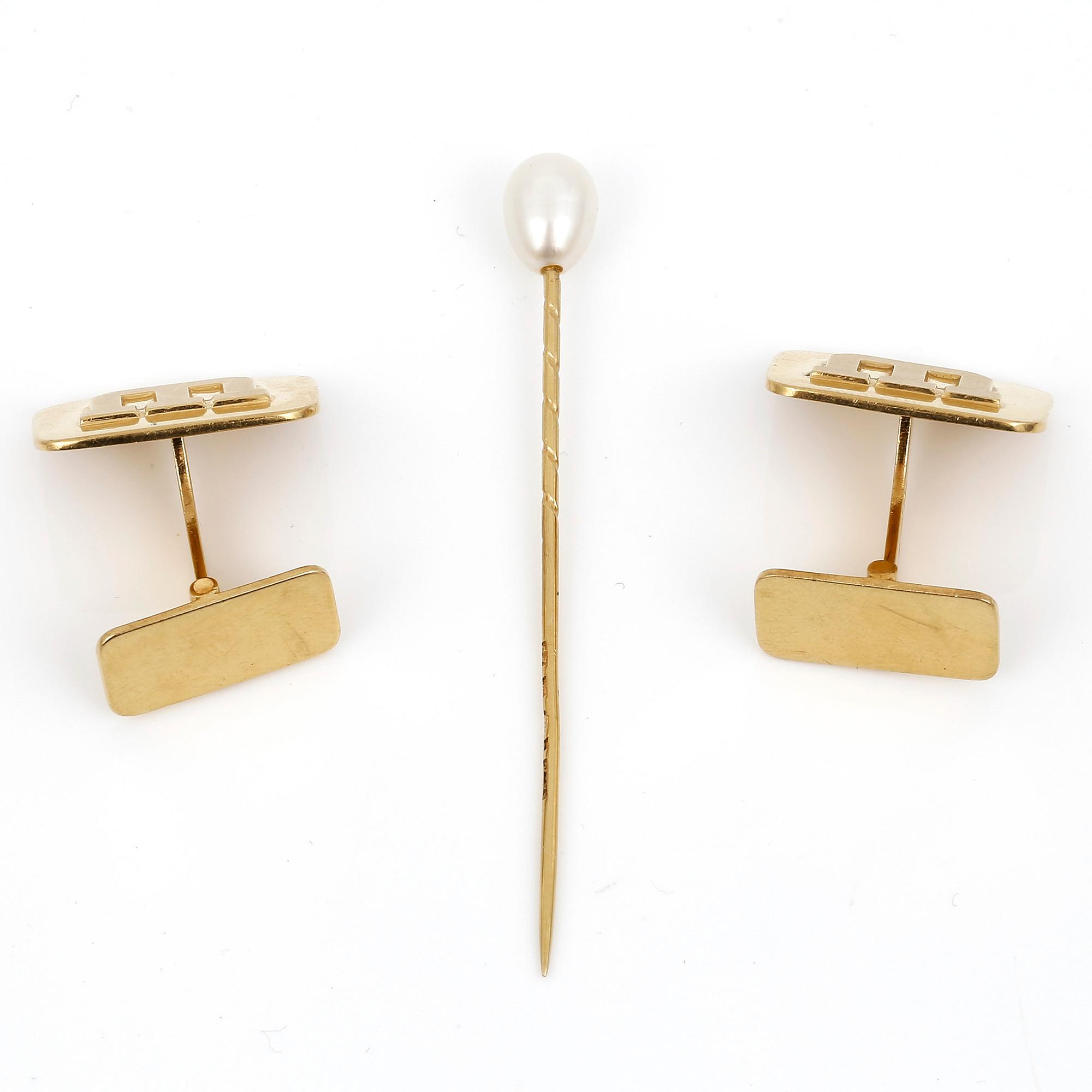 KRAVATTNÅL SAMT MANSCHETTKNAPPAR ett par, 18k guld, bl a G. Dahlgren & Co, Malmö 1974.