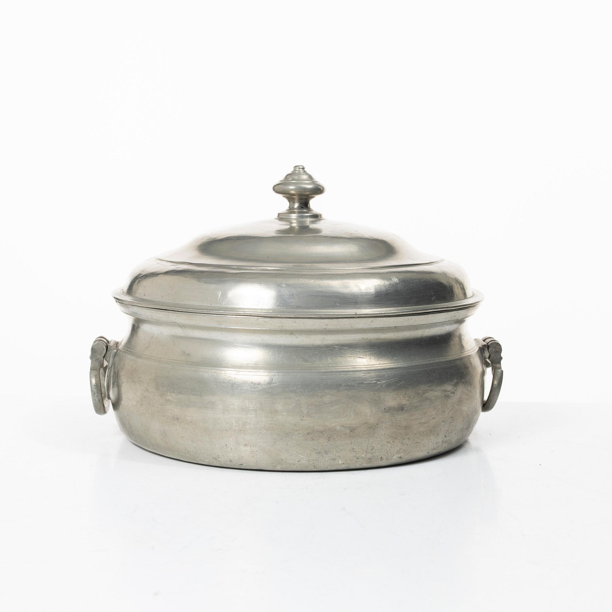Porridge bowl with lid by Martin Moberg, Jönköping, 1785.