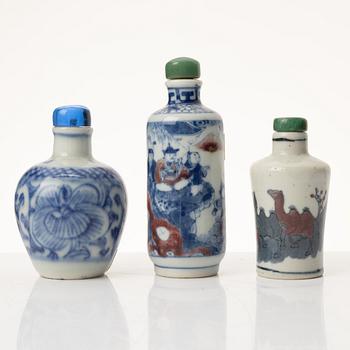 A group of seven Chinese porcelain snuff bottles, late Qing dynasty and 20th century.