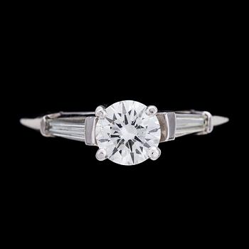 71. RING, brilliant cut diamond, app. 0.75 cts, two trapez cut diamonds on the sides.