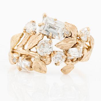 Ring, Mandelstam, 18K guld med baguette- och runda briljantslipade diamanter.