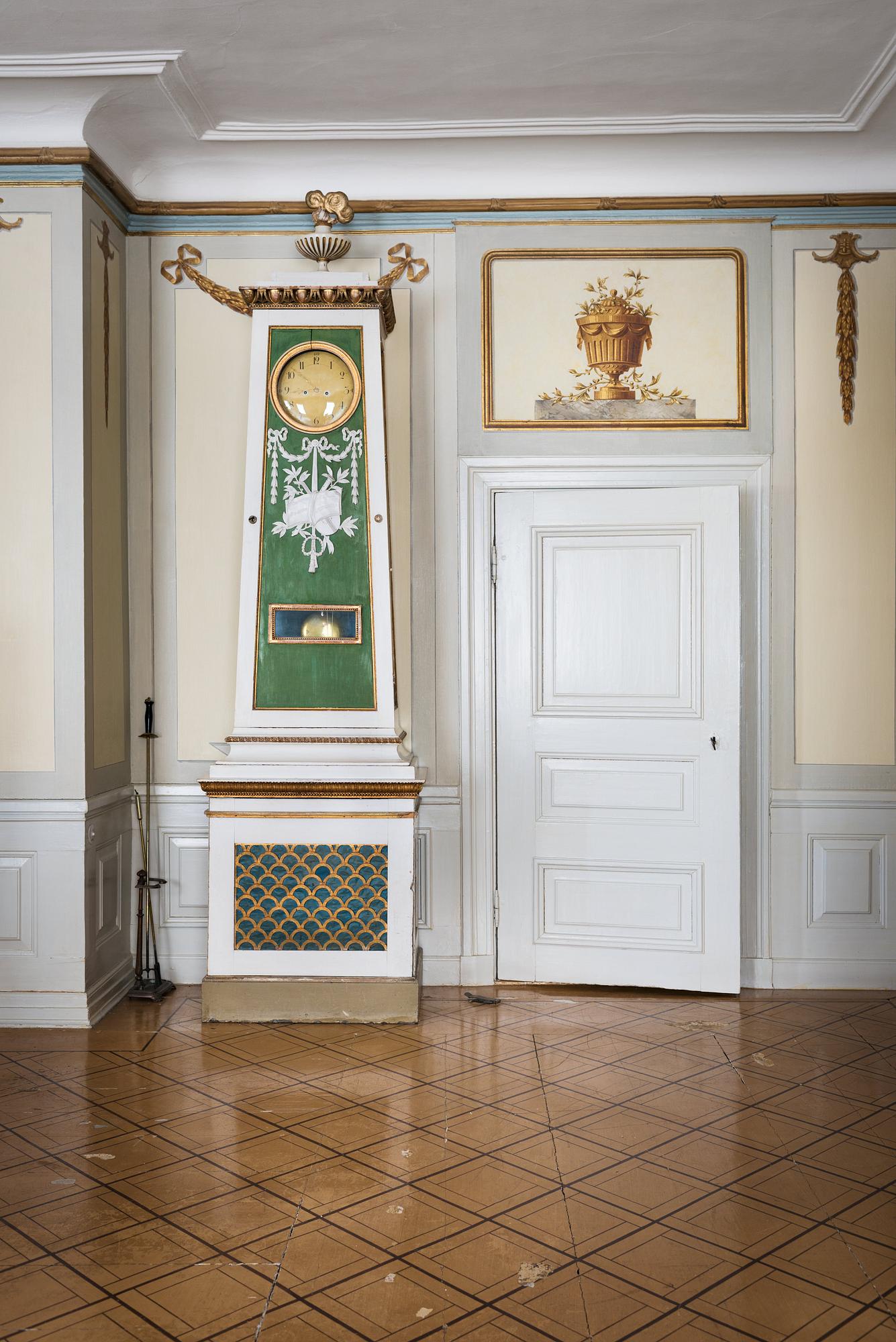 GOLVUR med spelverk, av Peter Strand 1798, med 14 stycken musikrullar. Sengustavianskt.