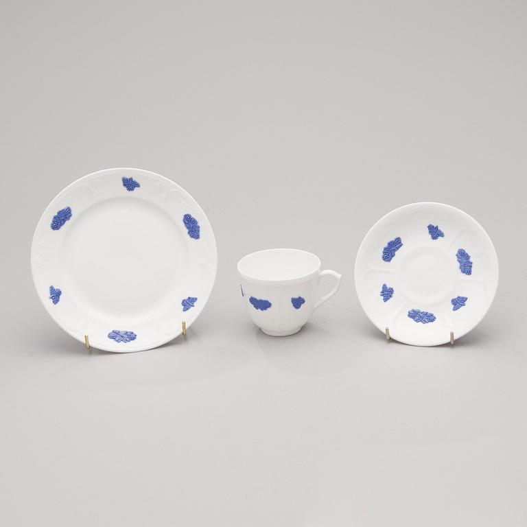 A 43-piece porcelain dinnerware set, "Blå blom", Gustavsberg.