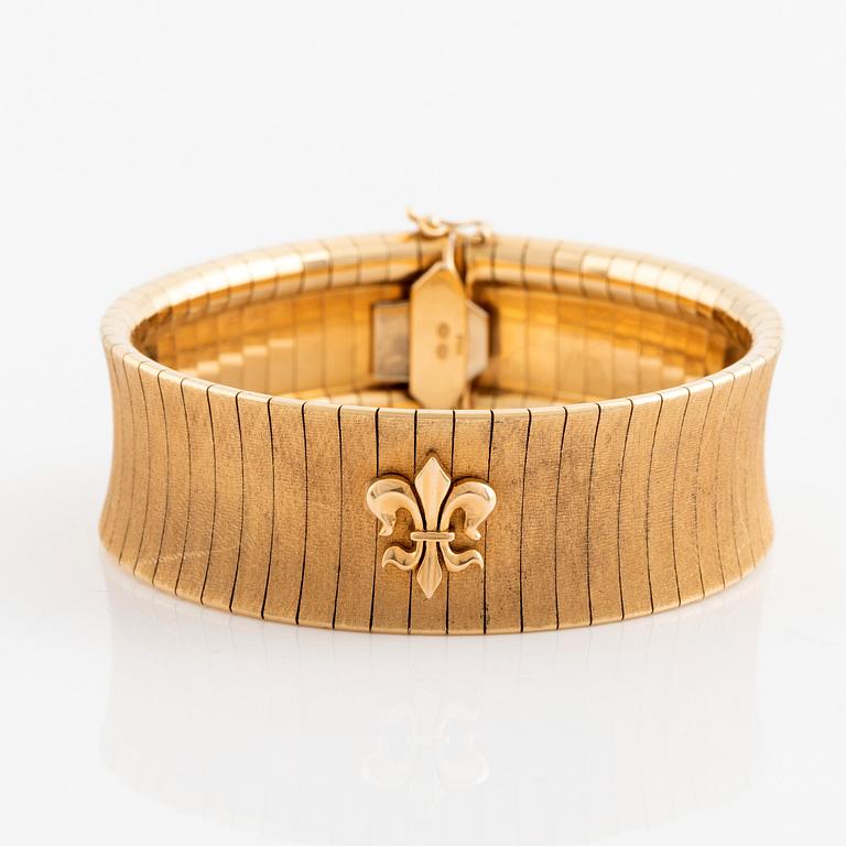 An 18K gold bracelet.