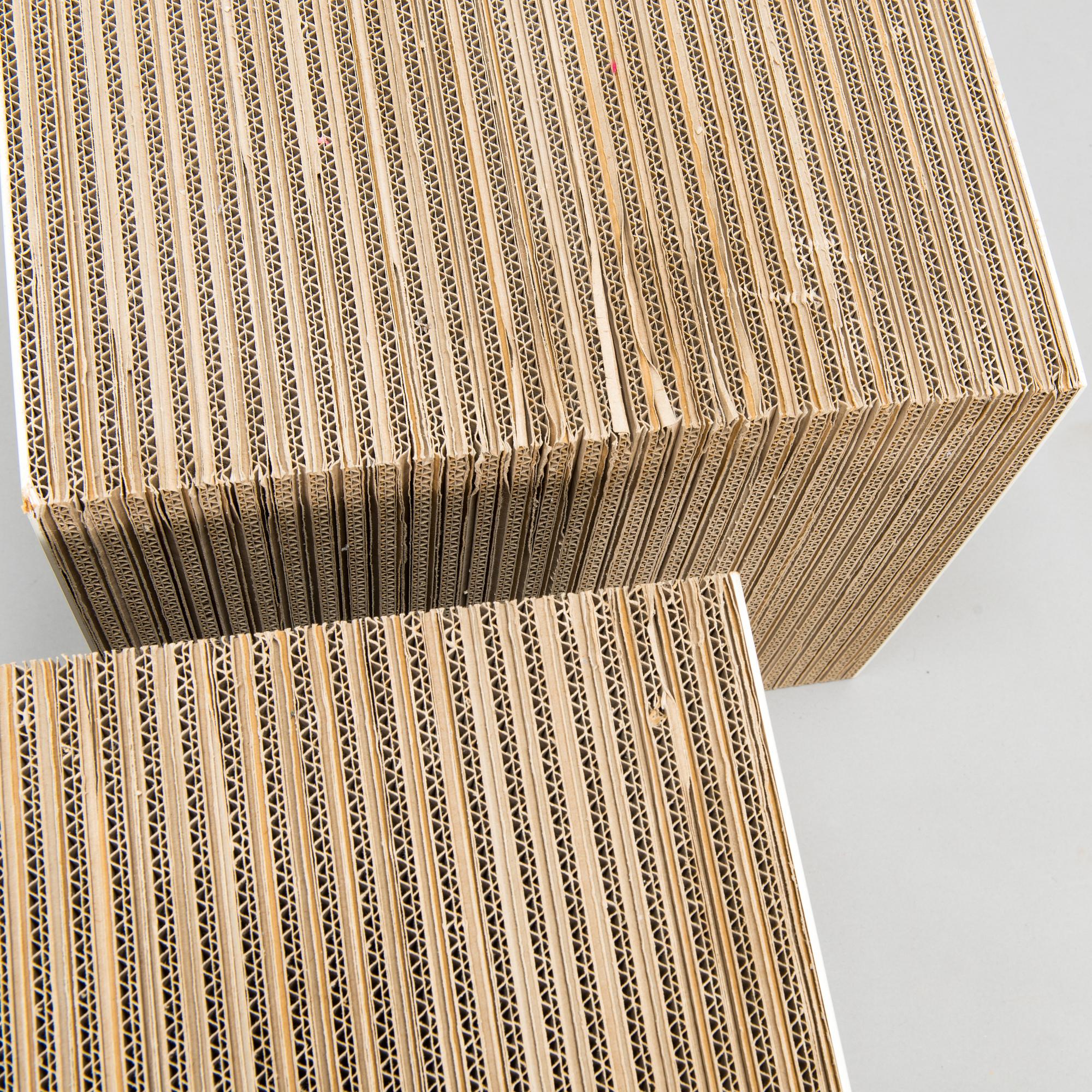 Frank Gehry, "Cube", 2 kpl, Easy Edge -sarja, Vitra. Sarja muotoiltu 1972.