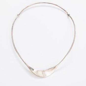 Pekka Piekäinen, Halsband, sterlingsilver. Platinoror, Åbo 2009.