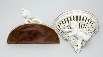 VÄGGKONSOLER, ett par, porslin, Dresden, Tyskland, 1900-talets mitt.