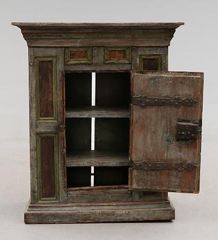 HÄNGSKÅP, allmoge, 1700-tal.