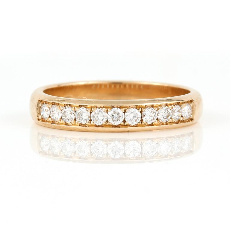 RING, 14K guld med briljantslipade diamanter tot ca 0,30 ct. Vikt 3,62 gram.